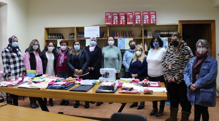 Foto 1 - Clausurada la acción en costura de Cáritas, en la que han participado 8 mujeres